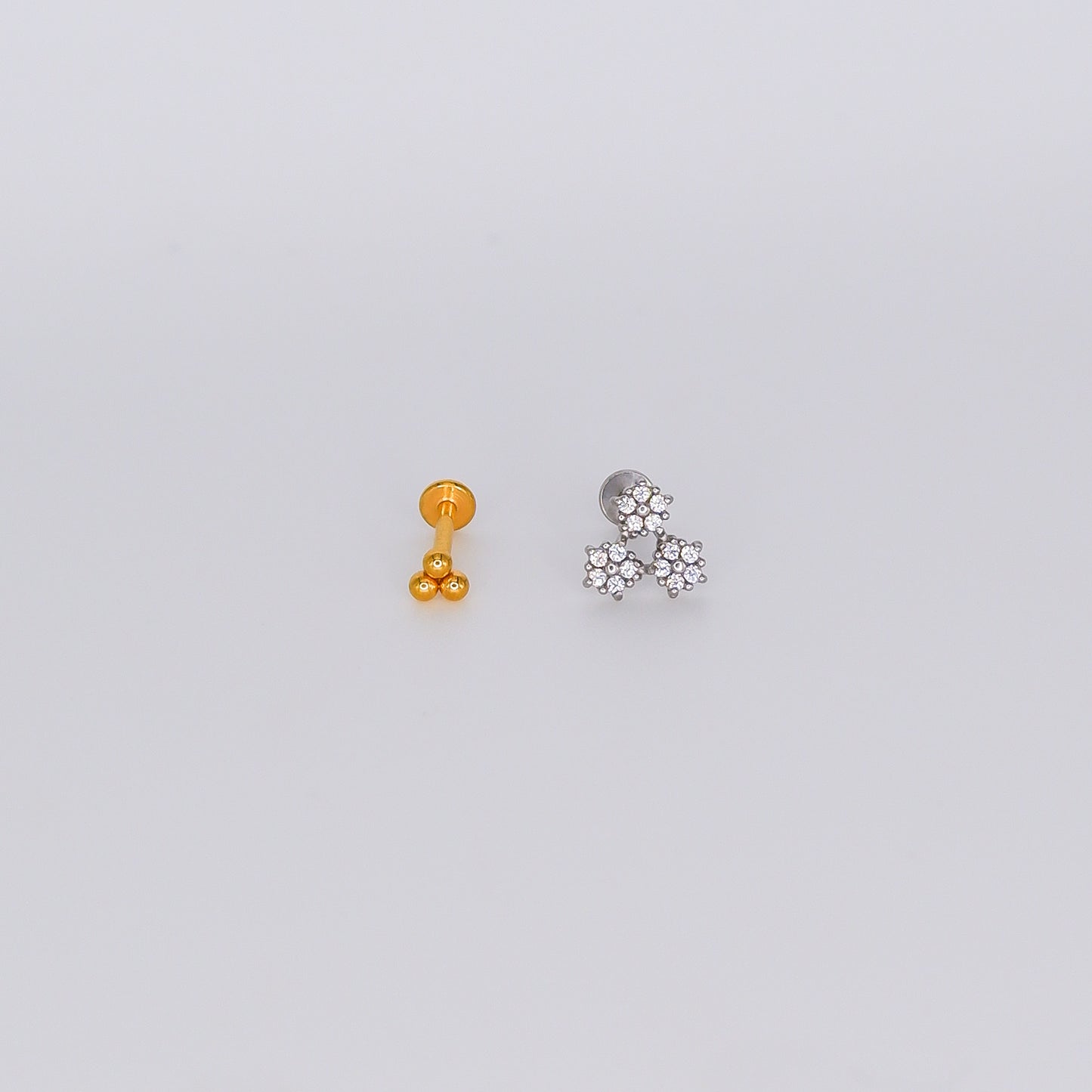 Piercing Achatado 3 Bolas Douradas e 3 Flores