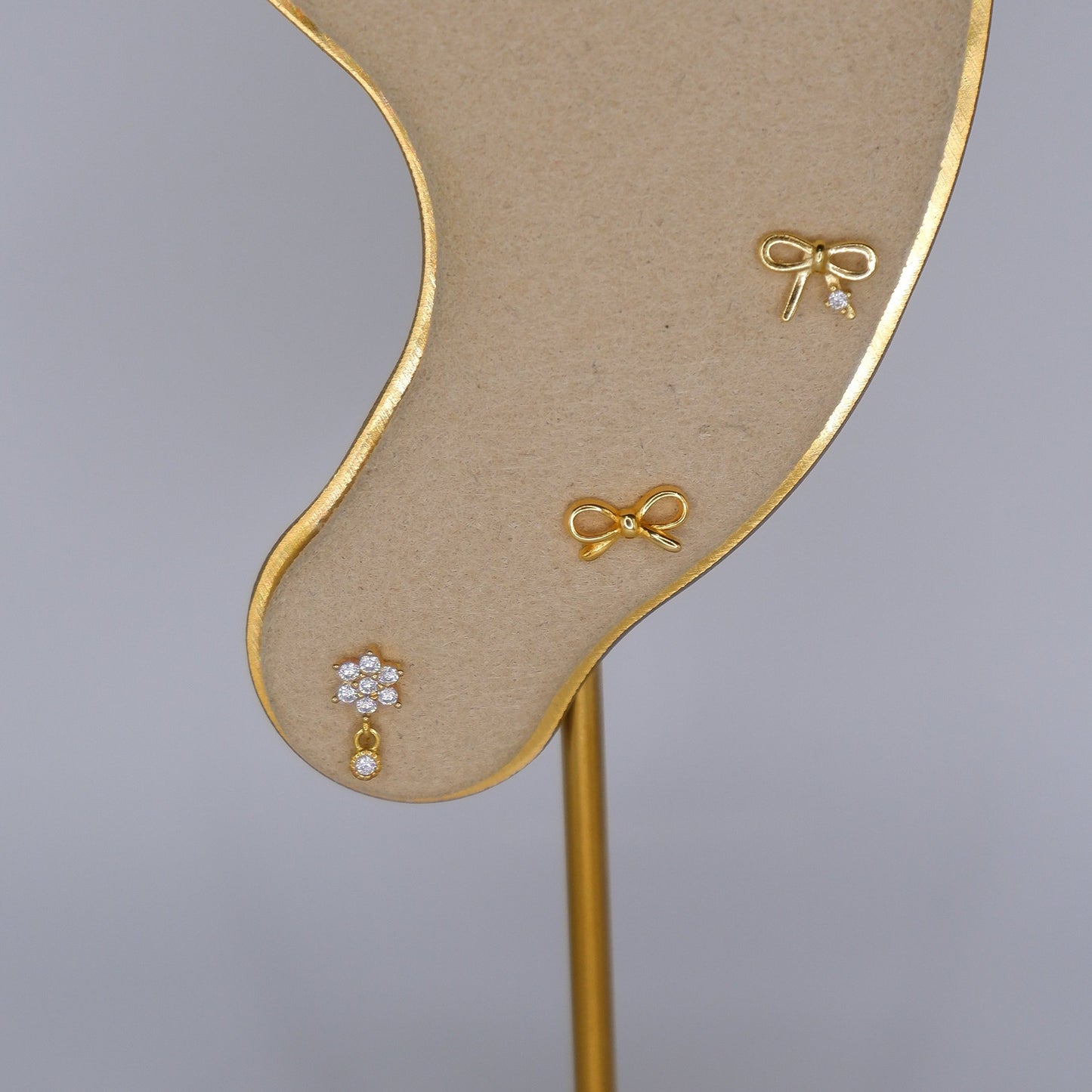 Piercings Bolinha Dourados #10 Flor e Laço