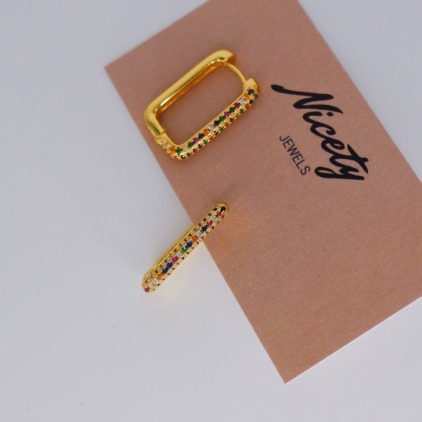 Argola Dourada Rectangular com Brilhantes Coloridos