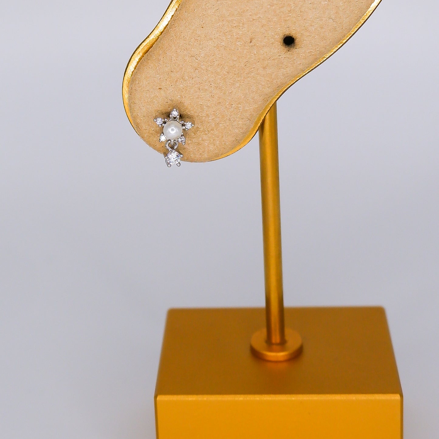 Piercing Bolinha Flor com Pérola Prateado