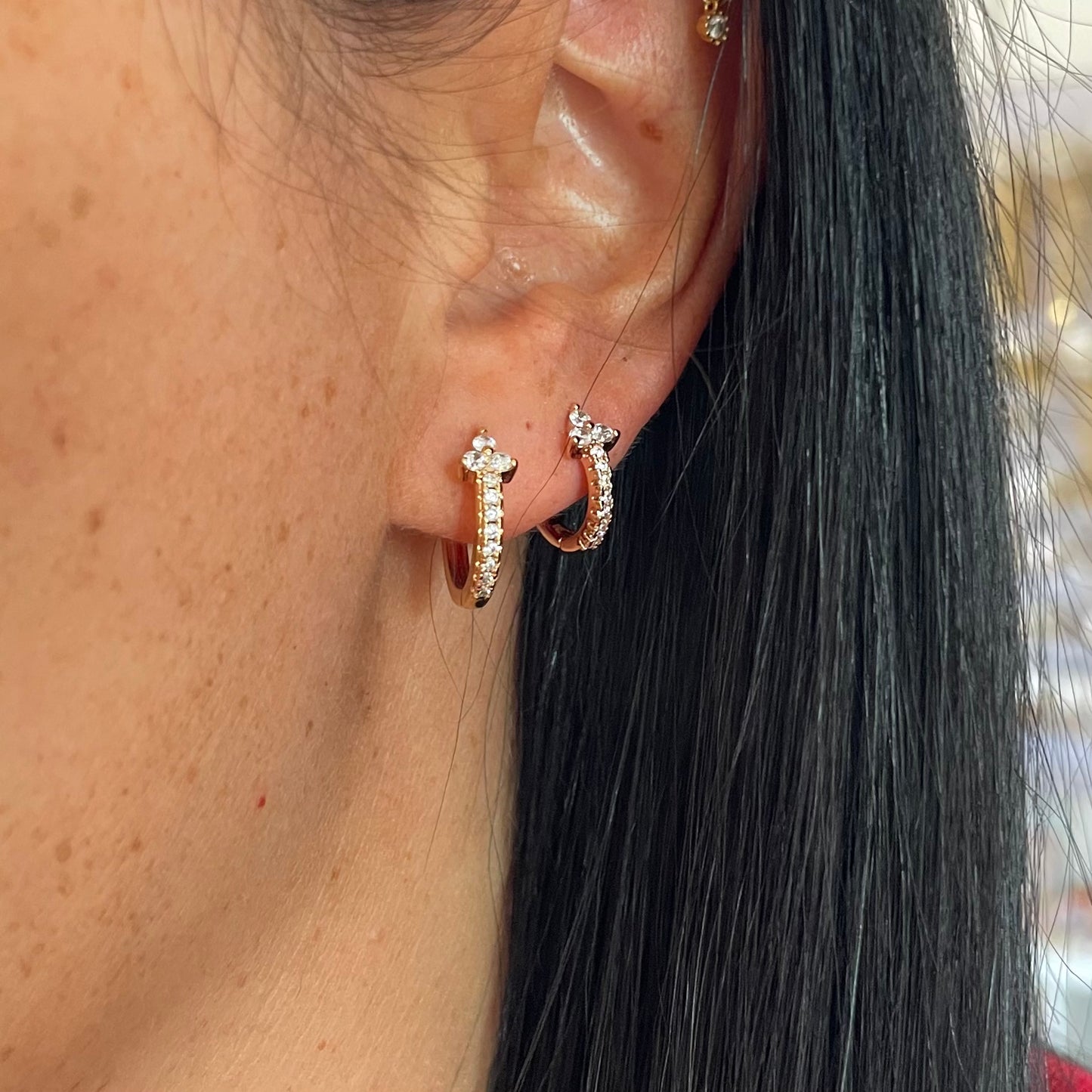 Argola Hipoalergénica 3 Brilhantes Flor Transparentes