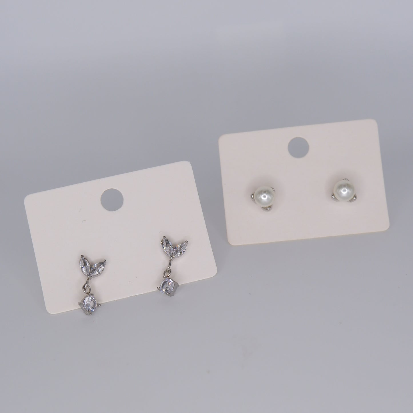 Brinco Espeto Prateado Brilhantes e Pérola