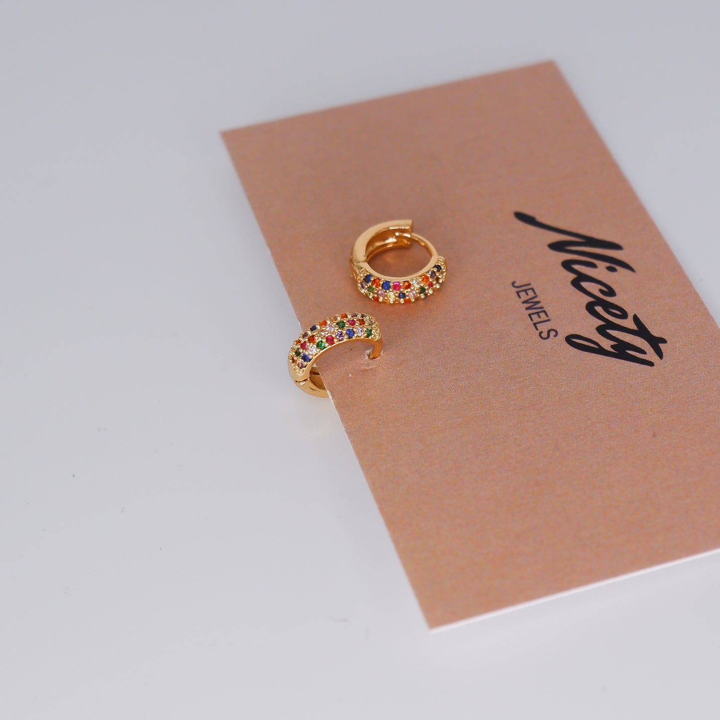 Argolas Douradas e Brilhantes Coloridos