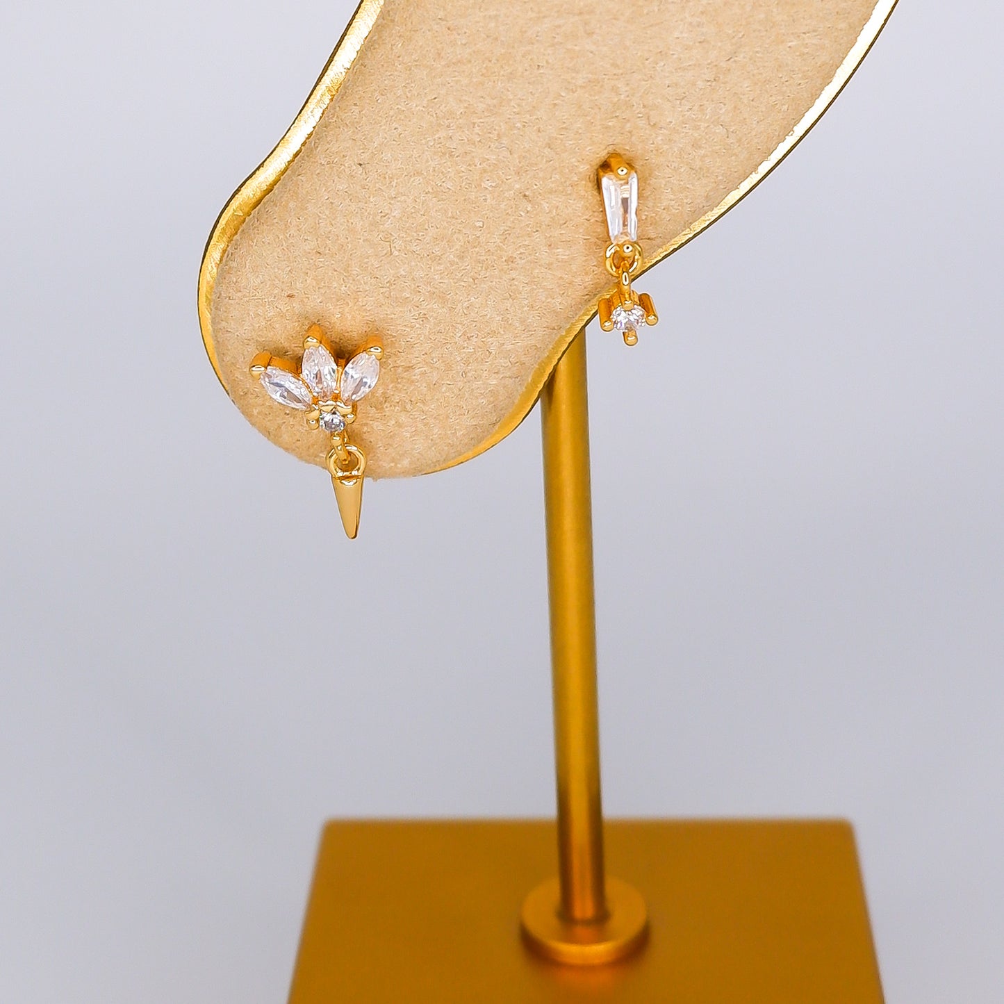 Piercing Bolinha Meia Flor e Rectângulo Pendente