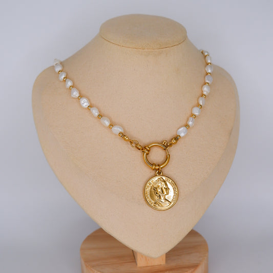 Colar de Pérolas com Medalhão