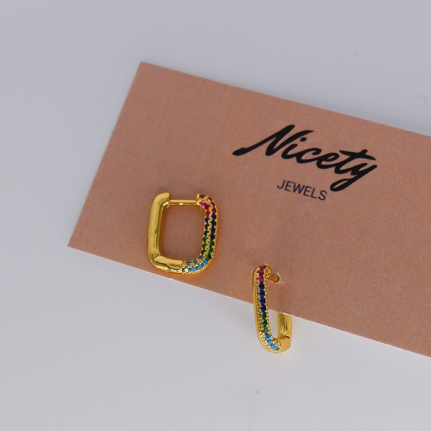 Argola Quadrada Dourada com Brilhantes Coloridos