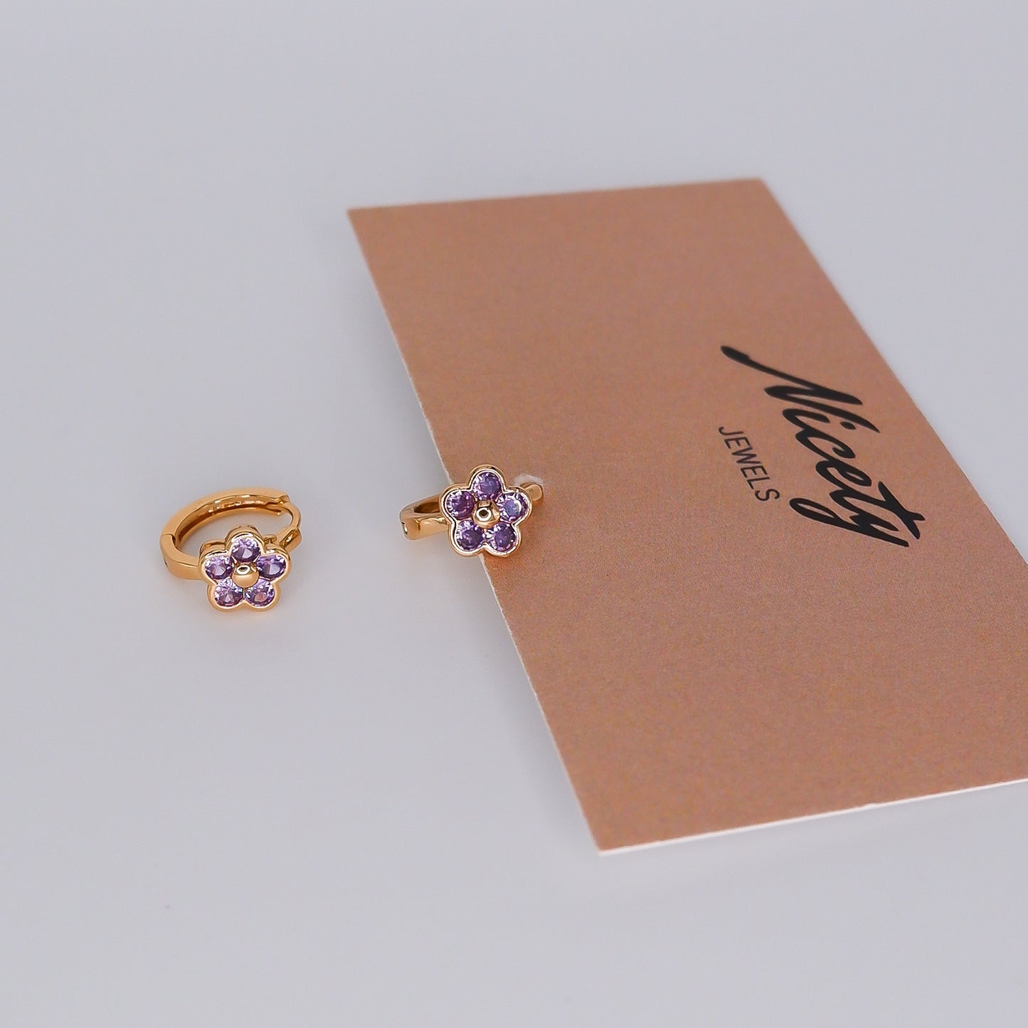 Argola Hipoalergénica Flor Lilás