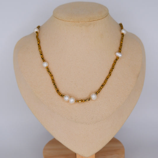 Colar de Pérolas e Pedras Douradas
