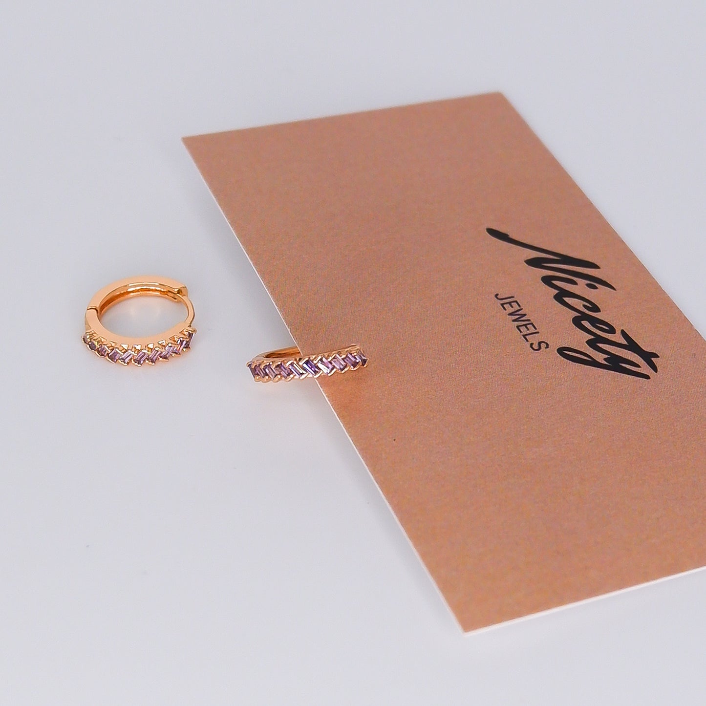 Argola Hipoalergénica Brilhantes Risquinhos Lilás