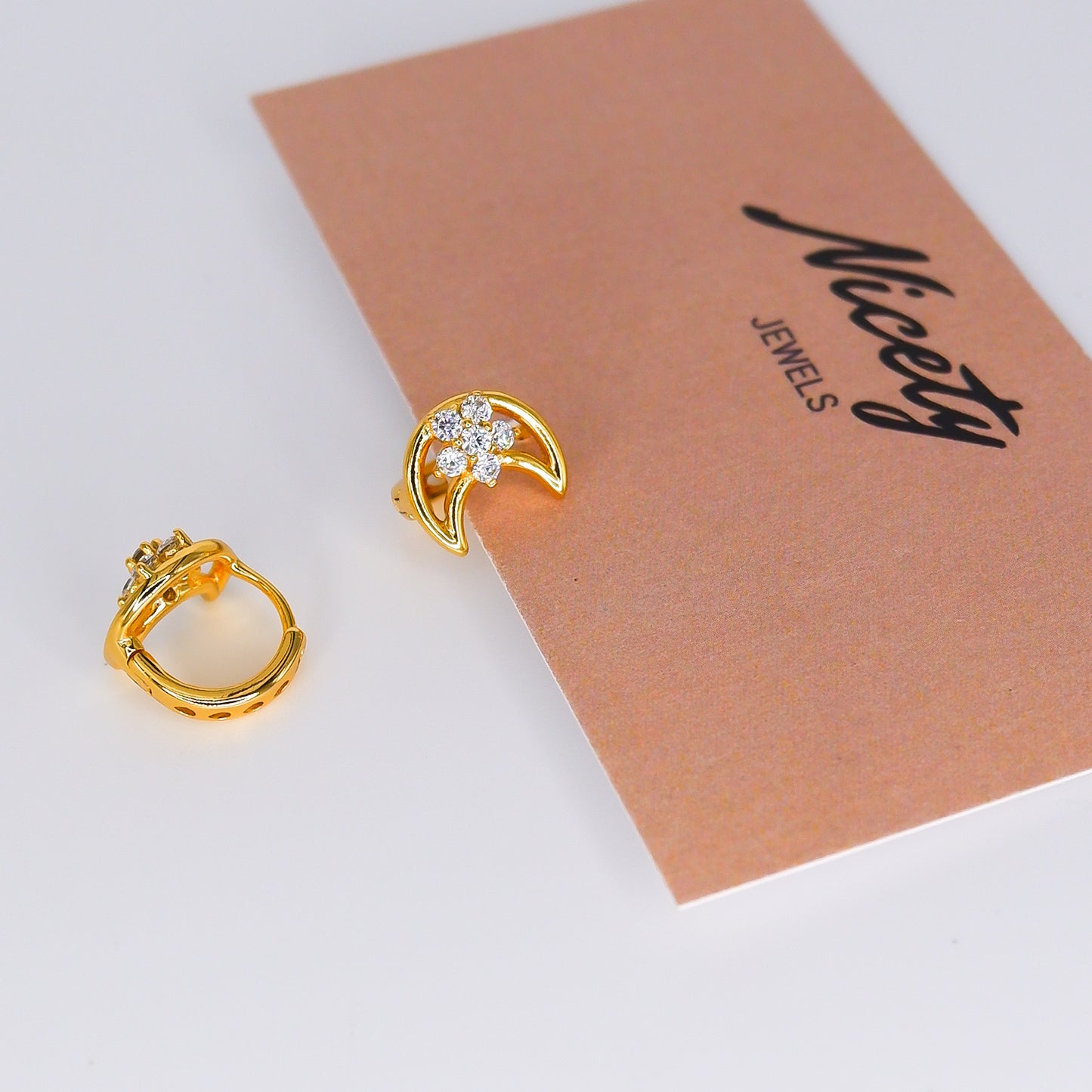 Argola Brilhantes Transparentes Lua e Flor