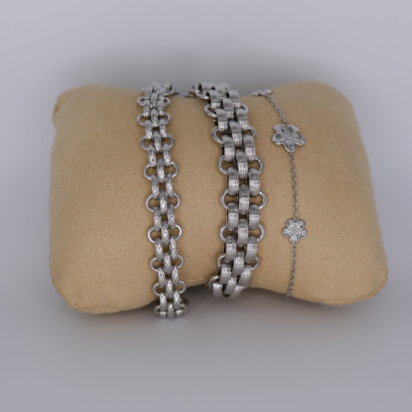 Pulseira Prateada Malhas com Flores