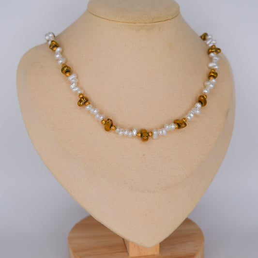 Colar de Pérolas e Pedras Douradas