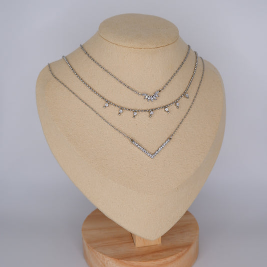 Colar Prateado Bolinhas, Brilhantes em V e Meia Flor