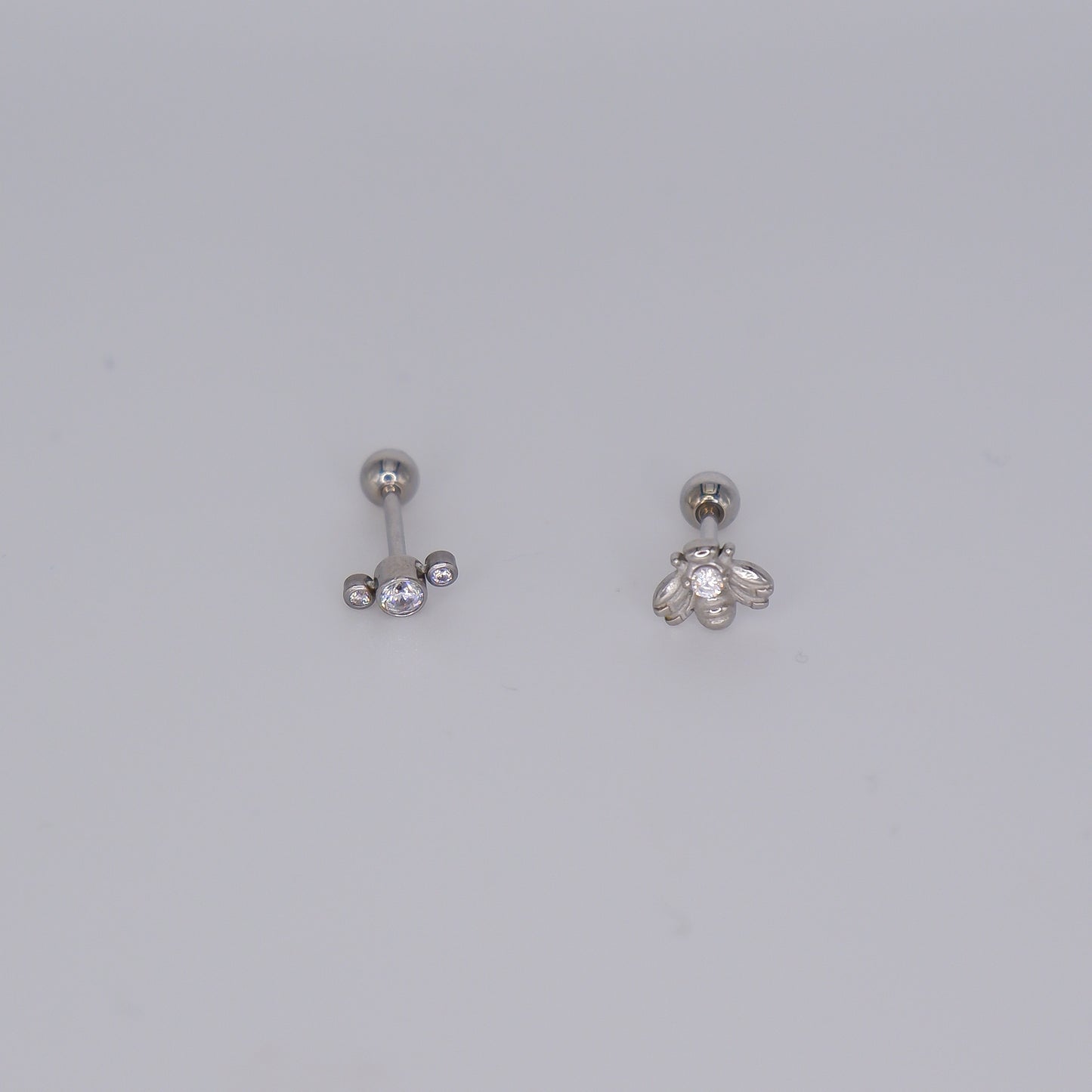 Piercing Bolinha Aço Inoxidável Prateado Risco e Abelha