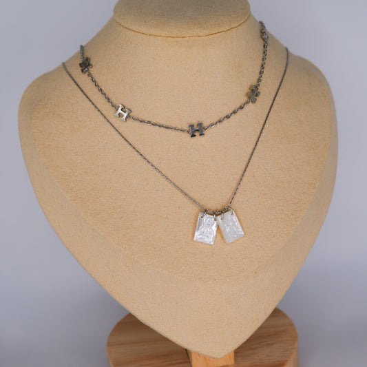 Colar Prateado Escapulário e H