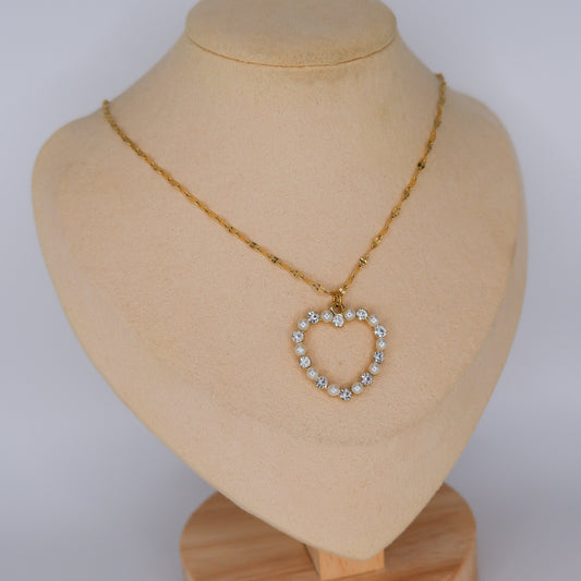 Colar Coração com Pérolas e Brilhos