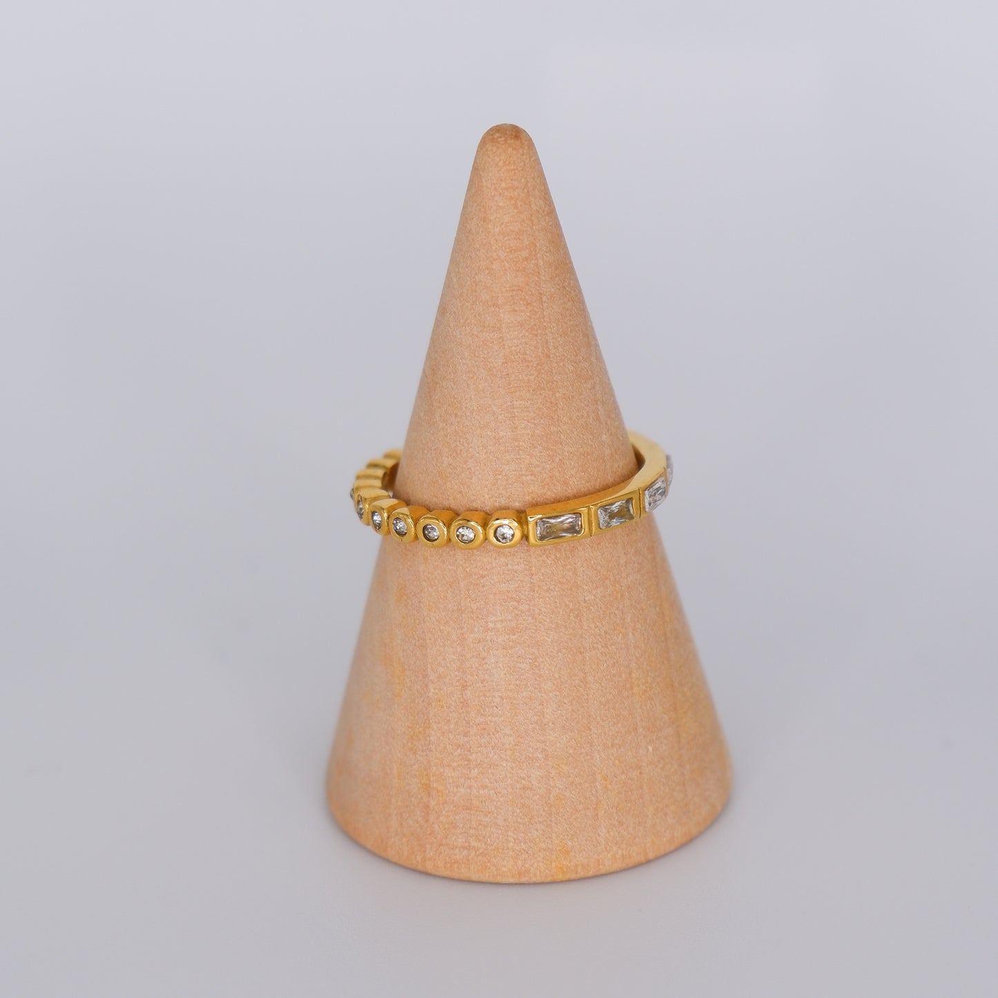 Anel Dourado com Brilhantes