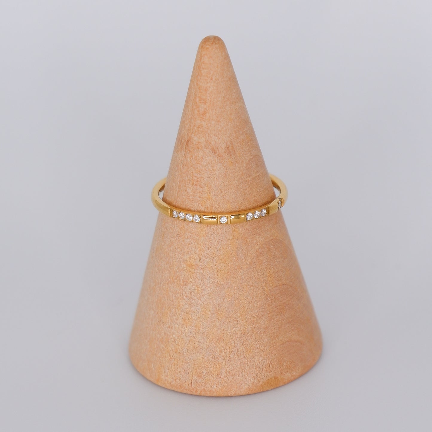 Anel Dourado Fininho com Pedras Transparentes