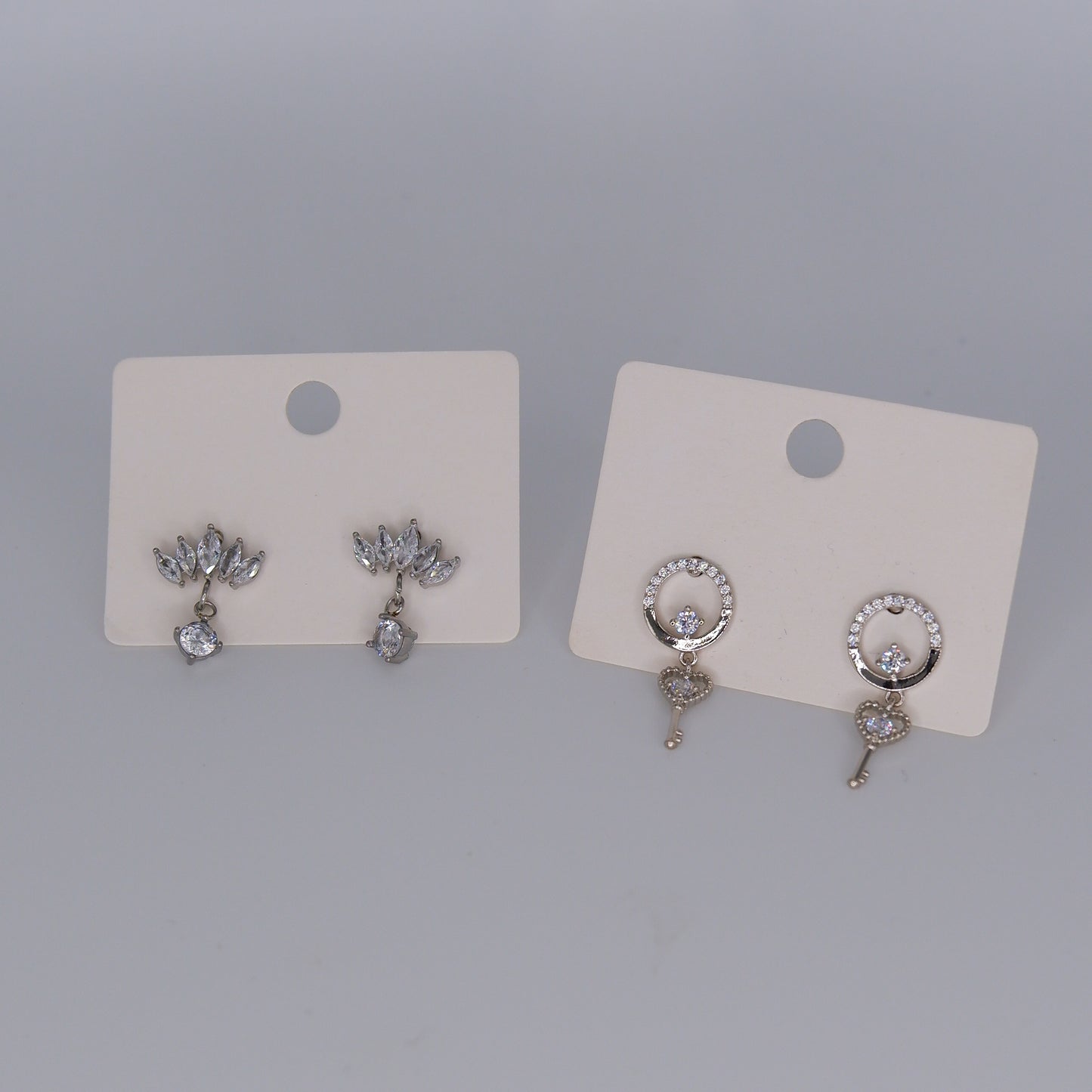 Brinco Espeto Prateado Pendente Brilhante e Chaves