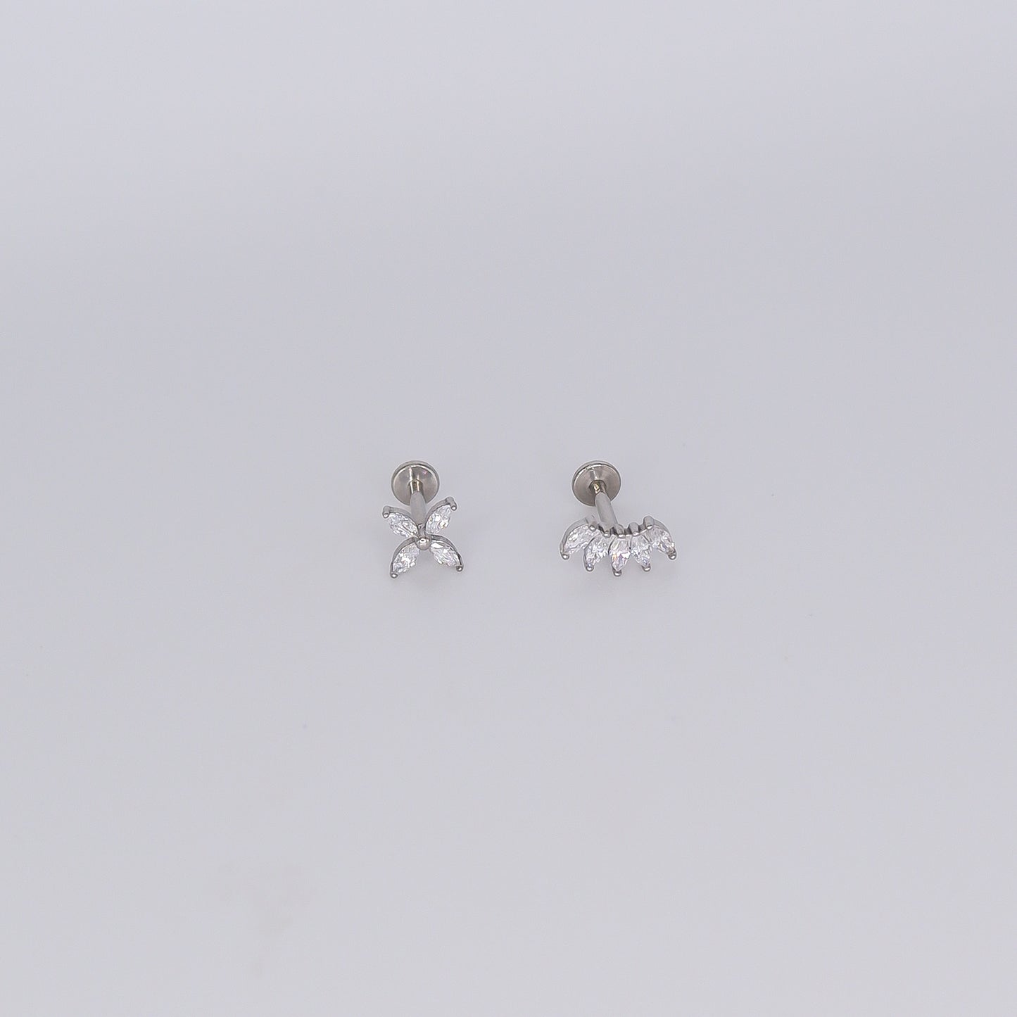 Piercing Achatado Flor e 5 Brilhos Iguais