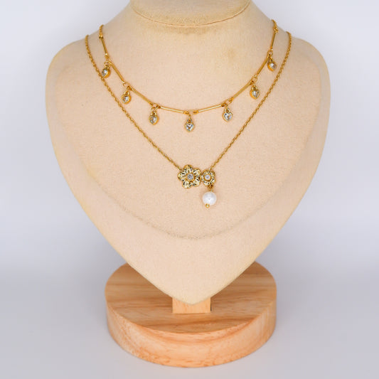 Colar Flores com Pérolas e Corações Brilhantes