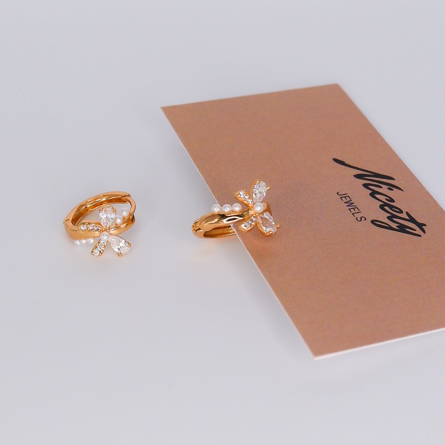 Argola Hipoalergénica Laço com Brilhos