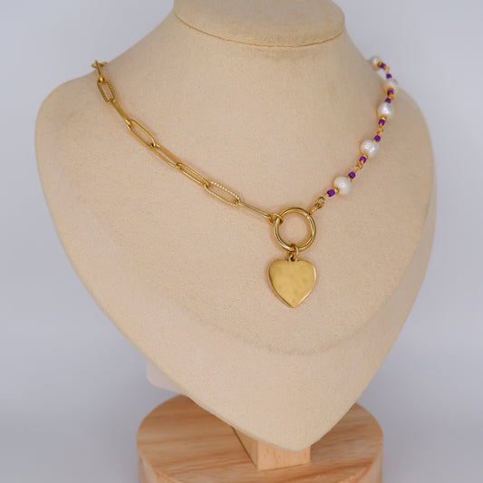 Colar Roxo com Pérolas e Pingente de Coração