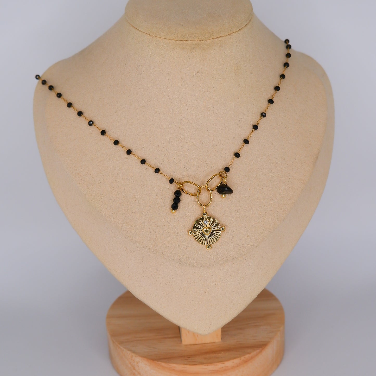 Colar Pedras Pretas com Pendente