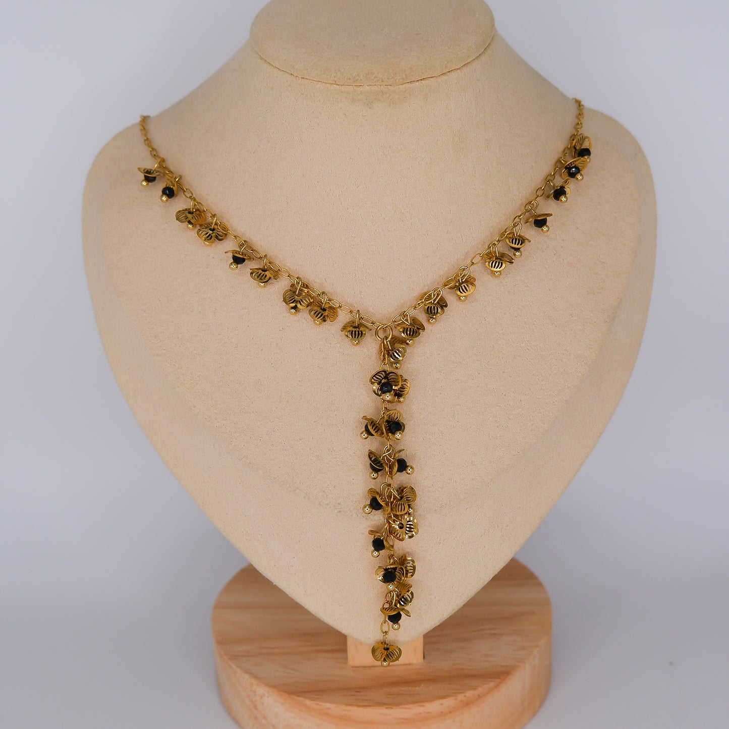 Colar Flores com Pedras Pretas Pendentes