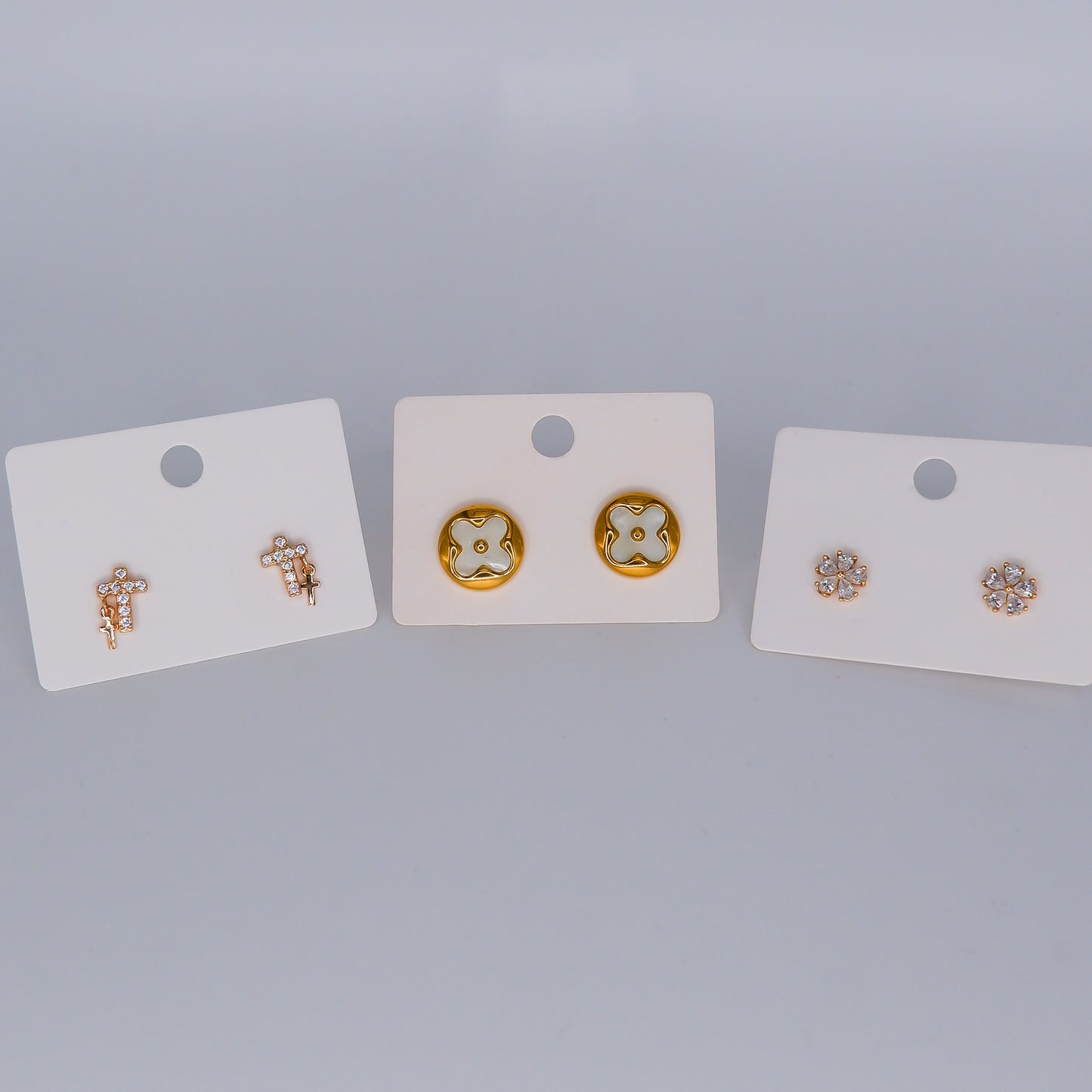 Brinco de Espeto Cruz, Flor Brilhante e Flor Branca