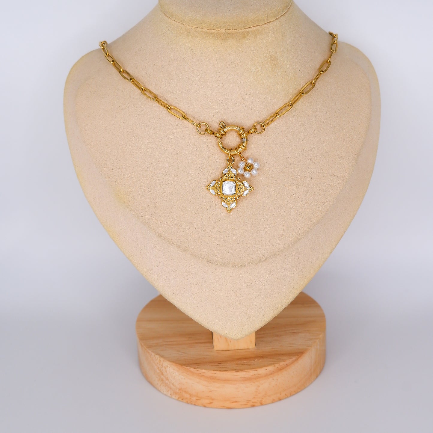 Colar Dourado com Pendentes Floridos