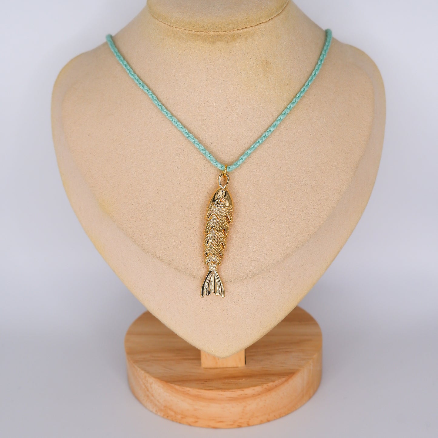 Colar Fio Azul com Peixe