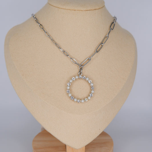 Colar Prateado com Pérolas e Brilhante