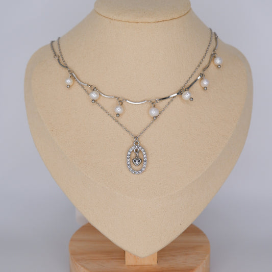 Colar Prateado Pérolas e Coração Pendente