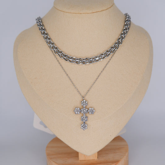 Colar Prateado Cruz com Flores e Malha