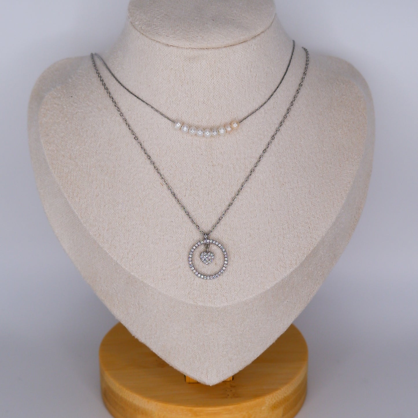 Colar Pérolas Brancas e Círculo com Coração