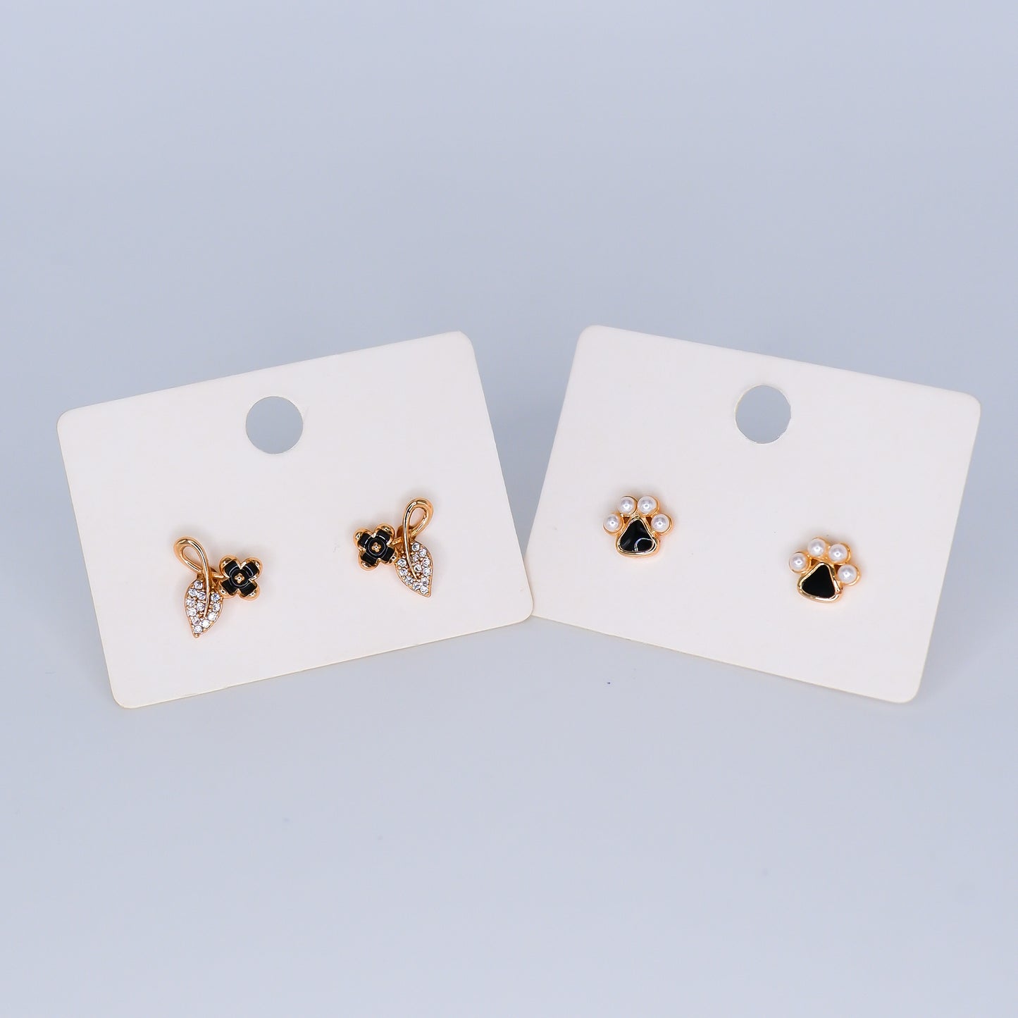 Brincos de Espeto Hipoalergénico Pata de Cão com Pérolas e Flor Preta