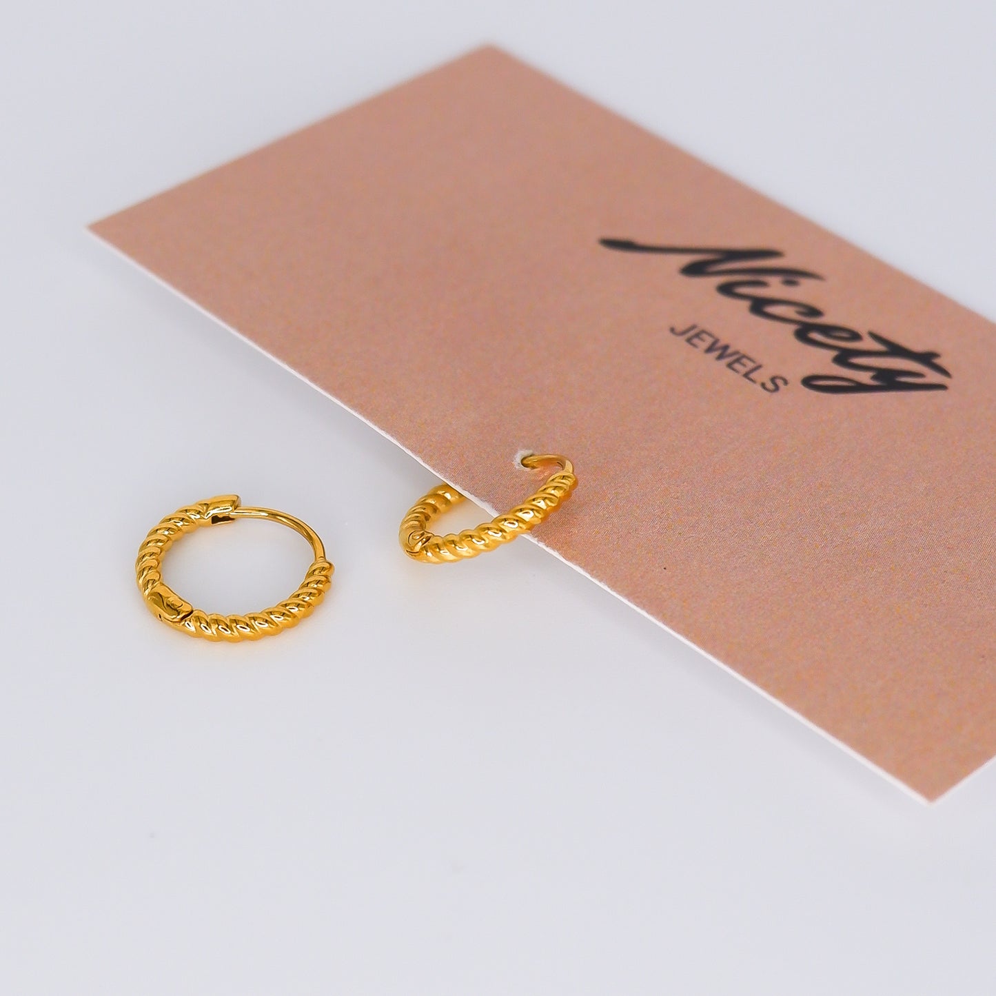 Argola Dourada Entrelaçada Fina