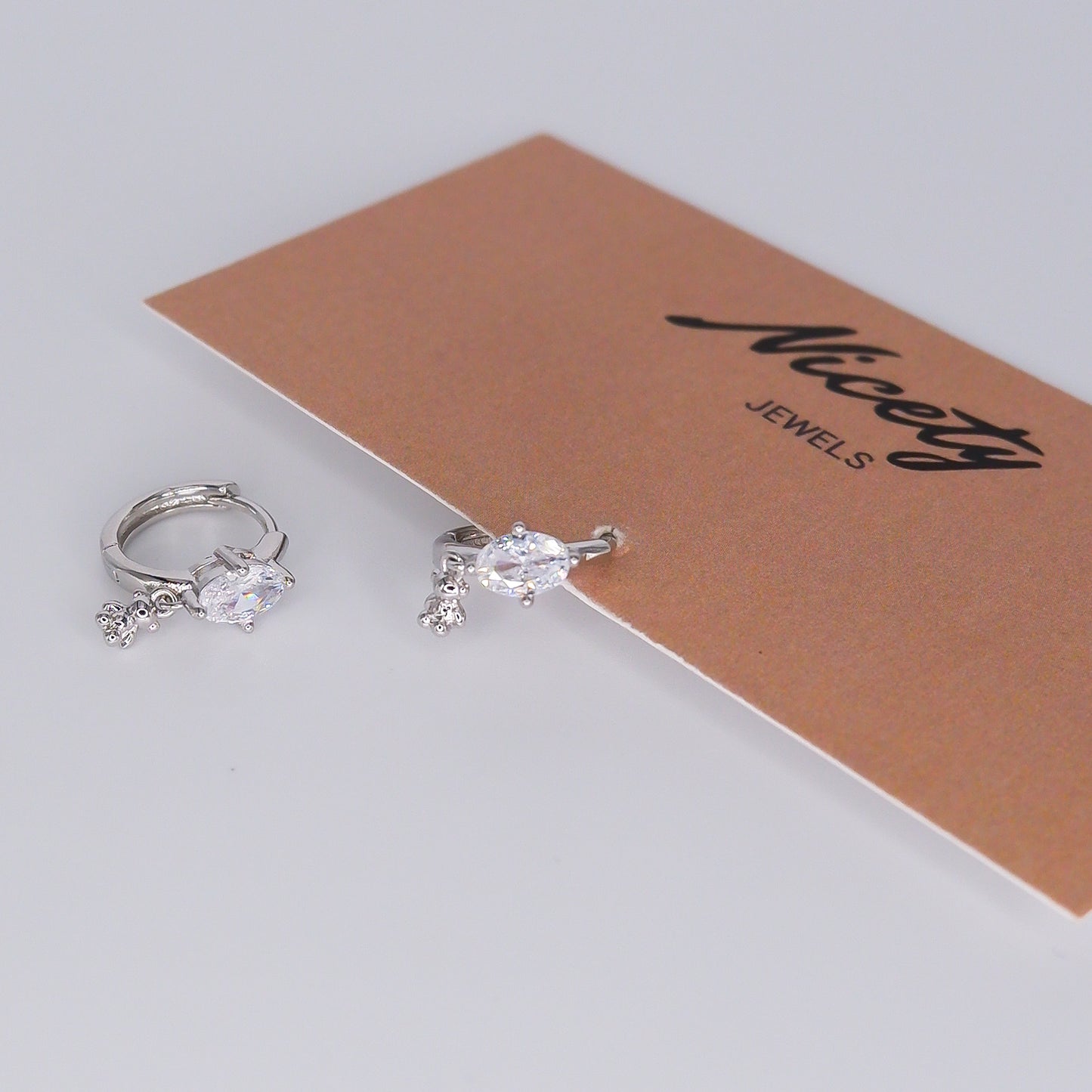 Argola Prateada Brilho com Pendente