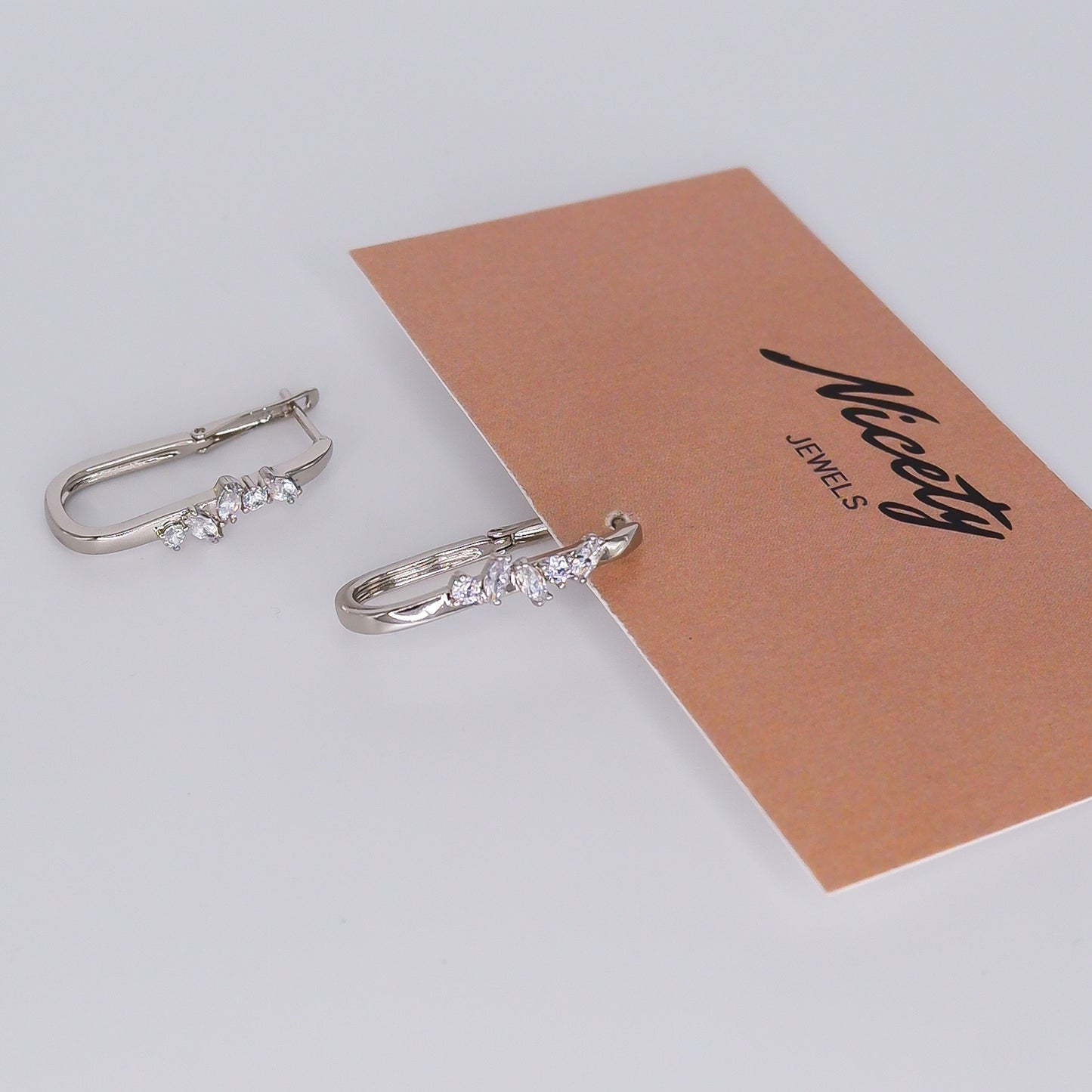 Argola Prateada Retangular com Brilhos