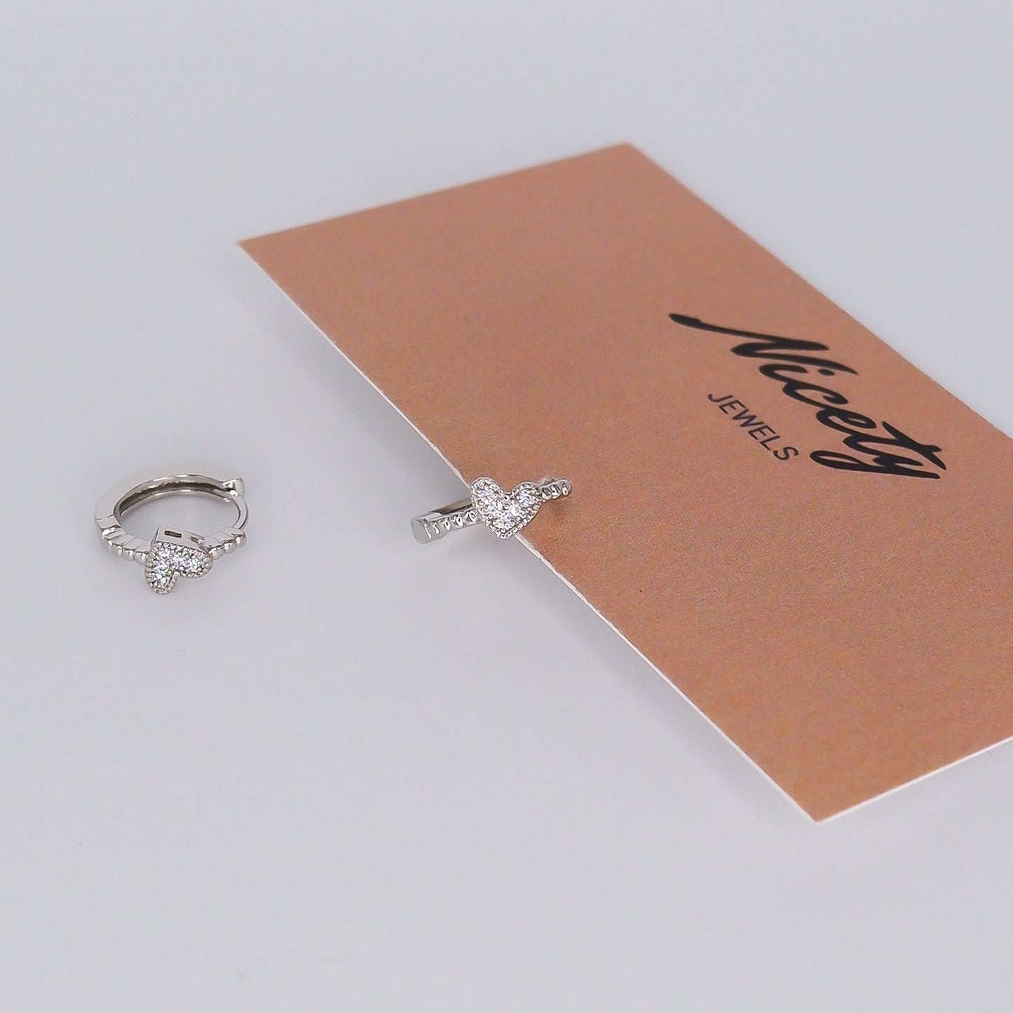 Argola Prateada Entrelaçada com Coração