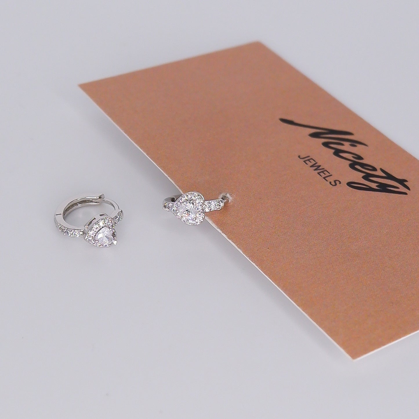 Argola Prateada com Coração Brilhante