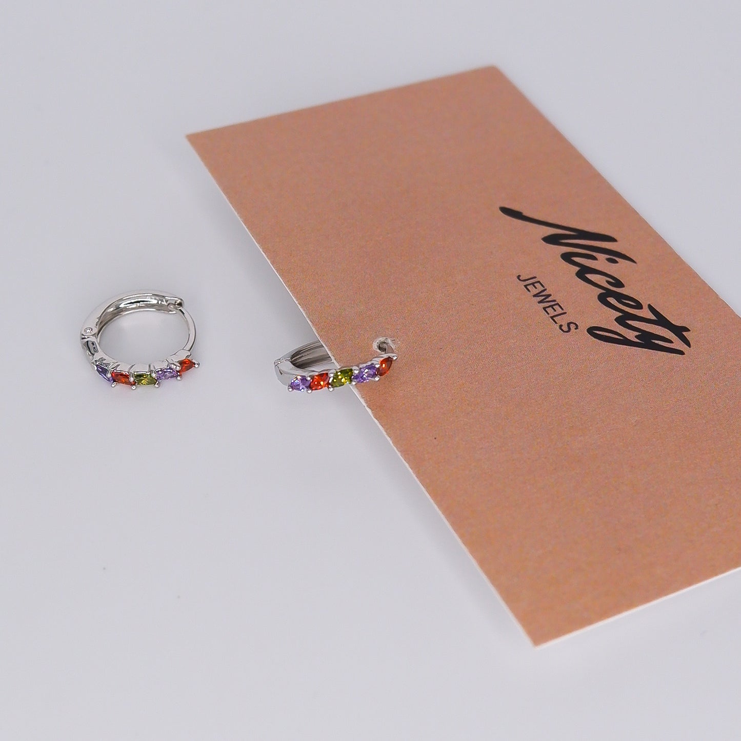 Argola Prateada com Brilhantes Multicolor