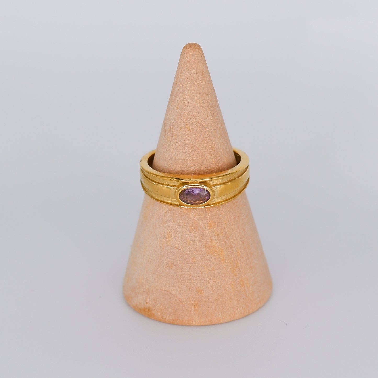 Anel Dourado com Pedra Lilás
