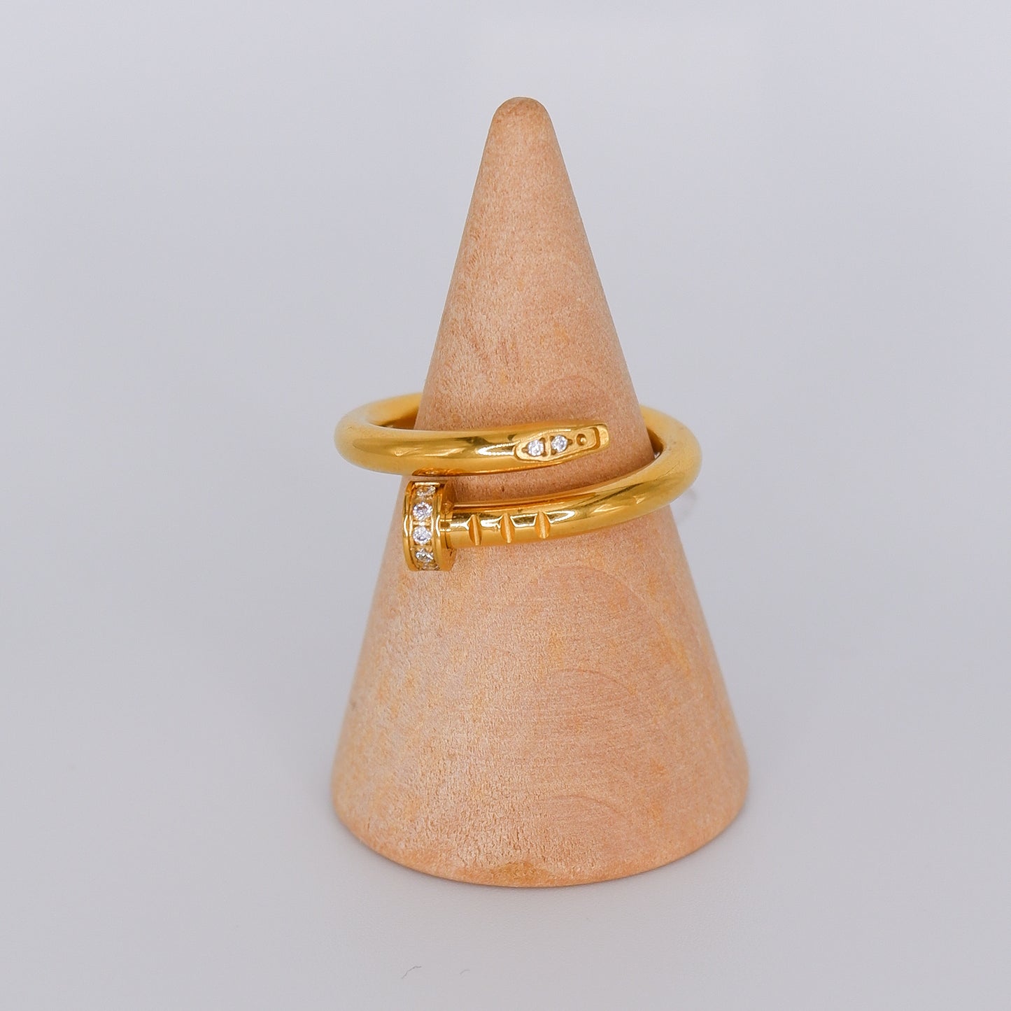 Anel Dourado Prego com Brilhantes