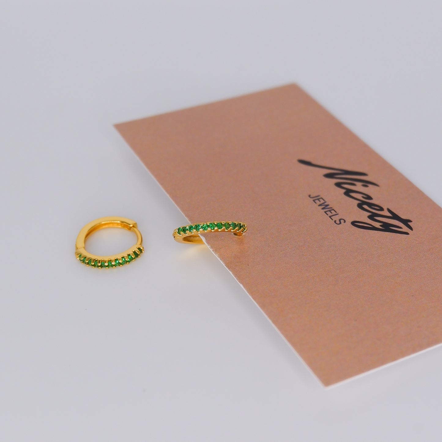Argolas S925 Douradas com Brilhos Verdes