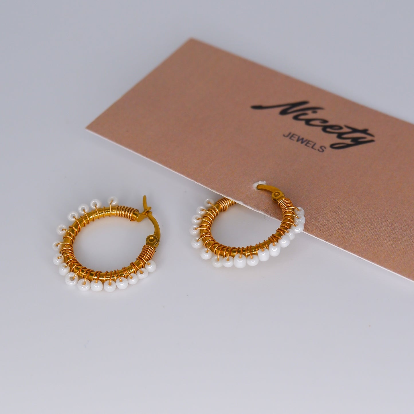 Argola com Pendentes Brancos