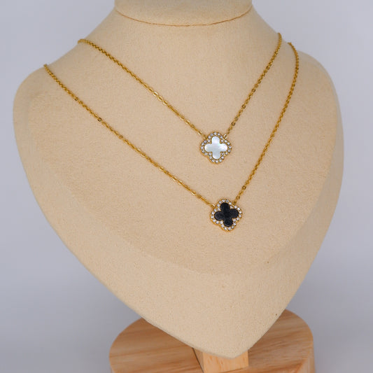 Colar Trevo Branco e Preto