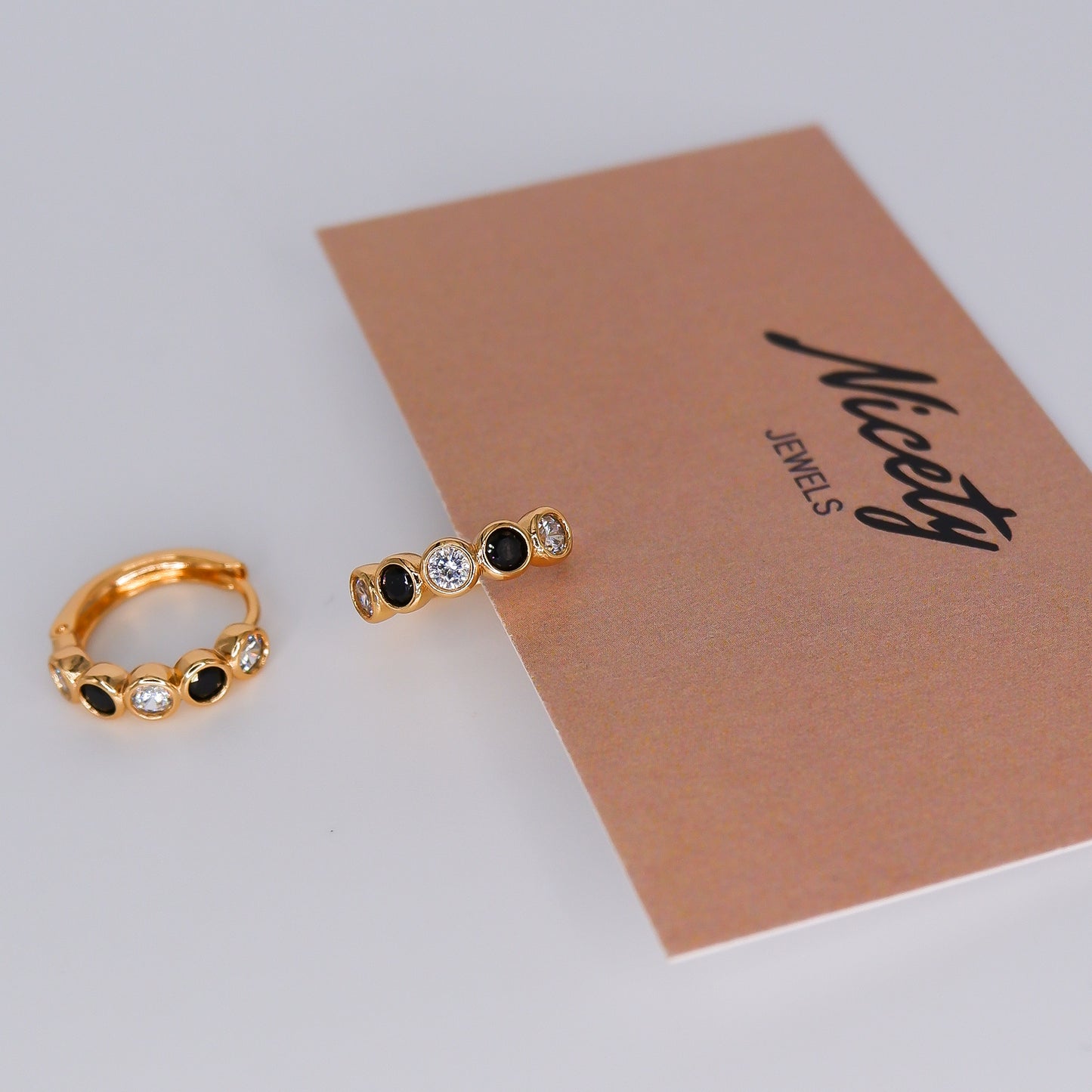 Argola Hipoalergénica Bolas Pretas e Transparentes