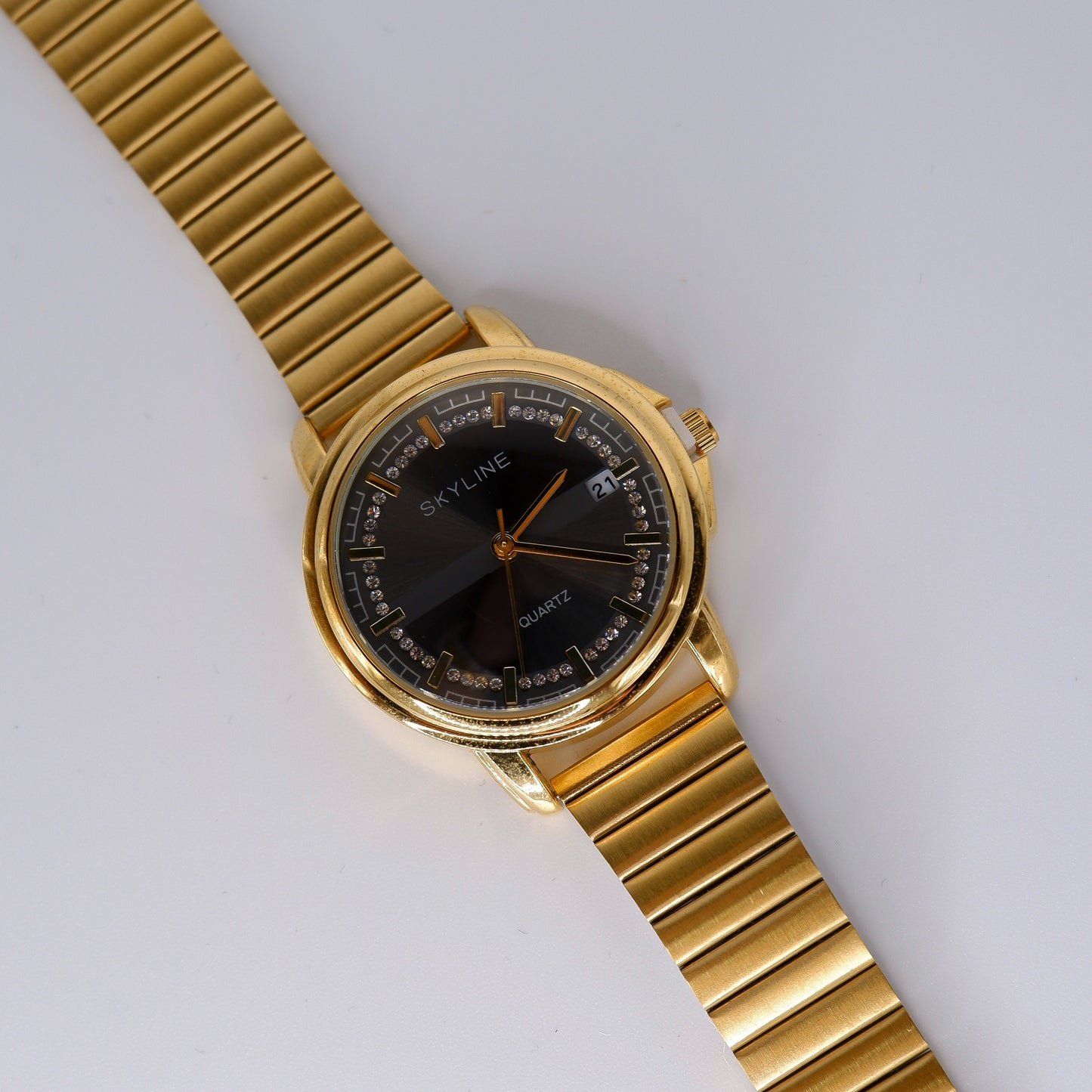 Relógio preto com brilhantes